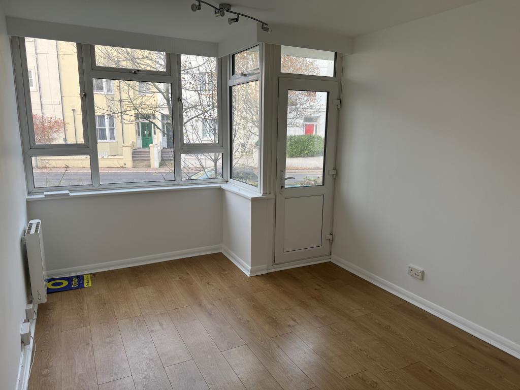 Lot: 120 - GROUND FLOOR FLAT FOR INVESTMENT CLOSE CITY CENTRE - Main bedroom with glazed door to front patio